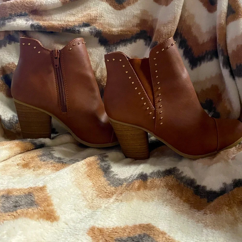 Lauren Conrad bootie. Zippers work great.